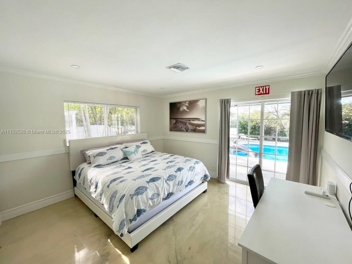 HOLLYWOOD HILLS - Residential