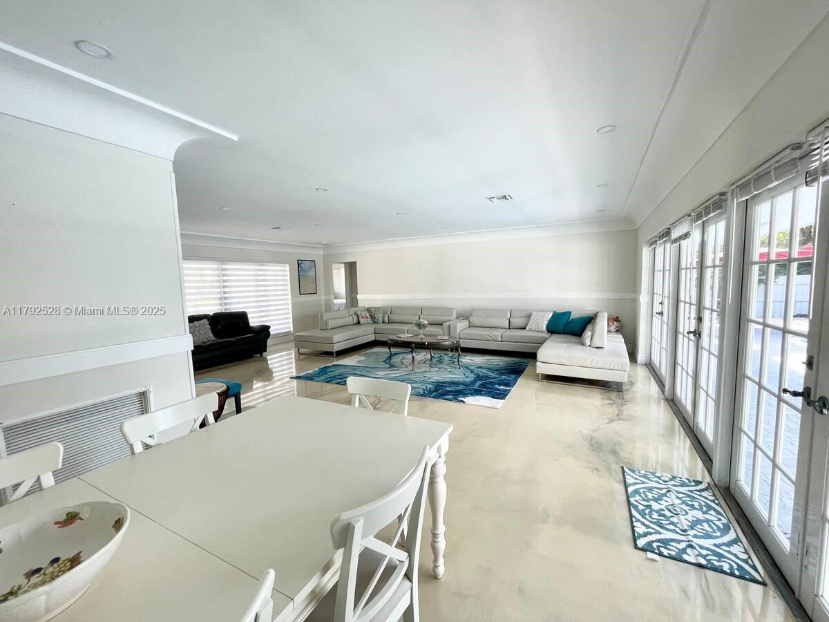 HOLLYWOOD HILLS - Residential