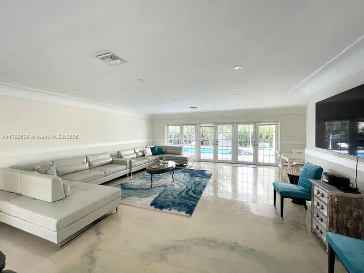 HOLLYWOOD HILLS - Residential