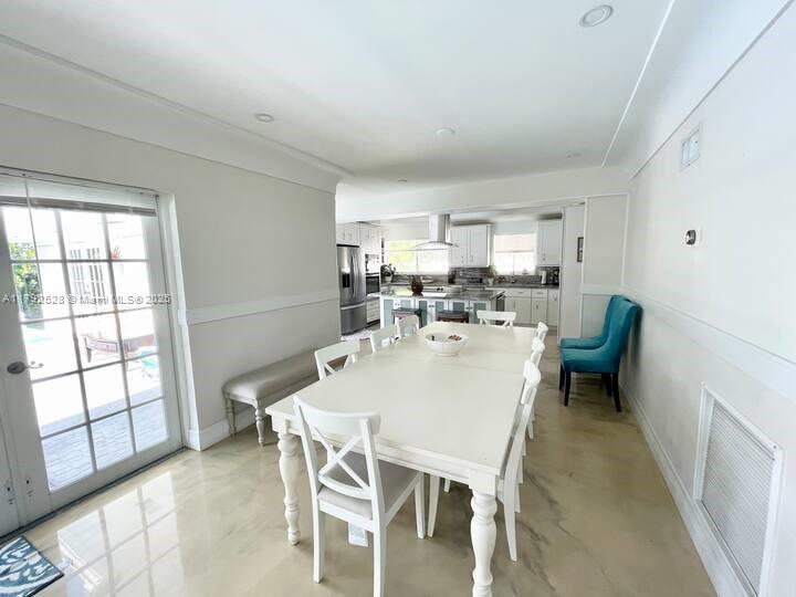 HOLLYWOOD HILLS - Residential