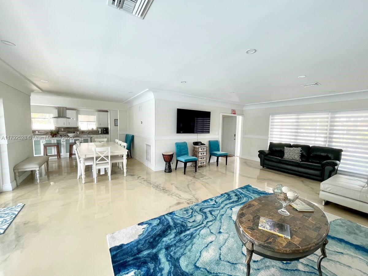 HOLLYWOOD HILLS - Residential