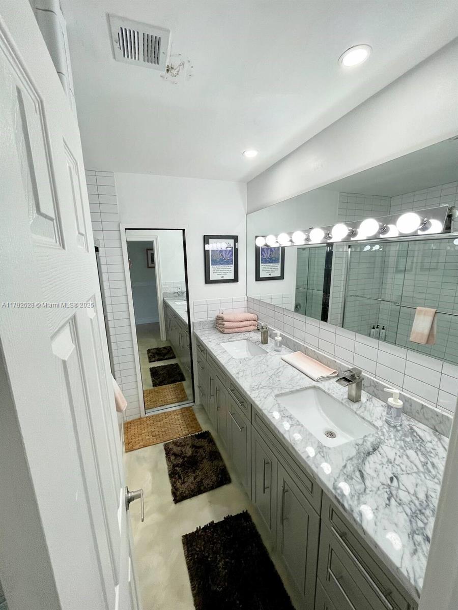 HOLLYWOOD HILLS - Residential