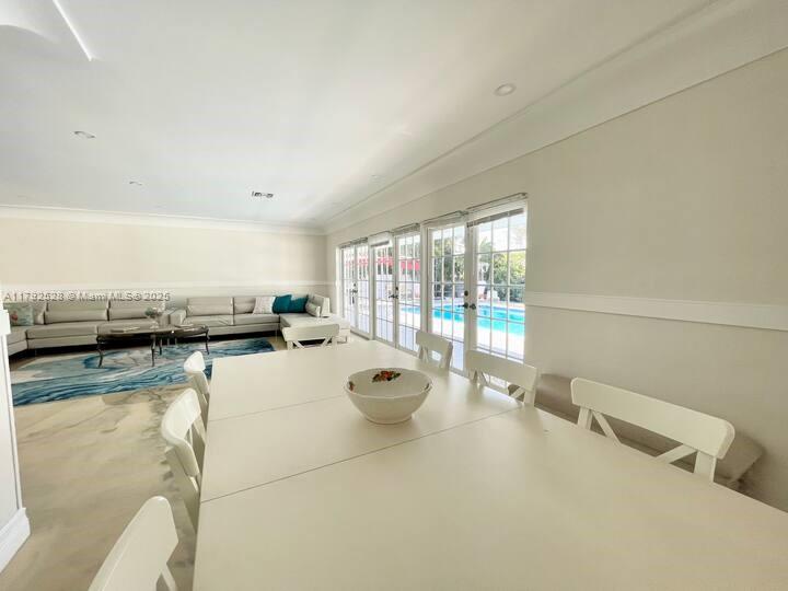 HOLLYWOOD HILLS - Residential