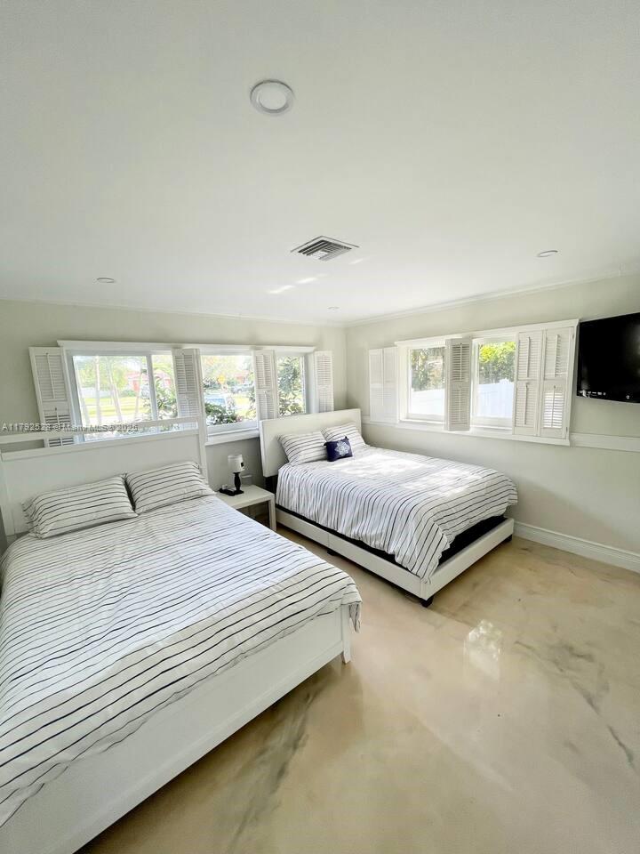 HOLLYWOOD HILLS - Residential