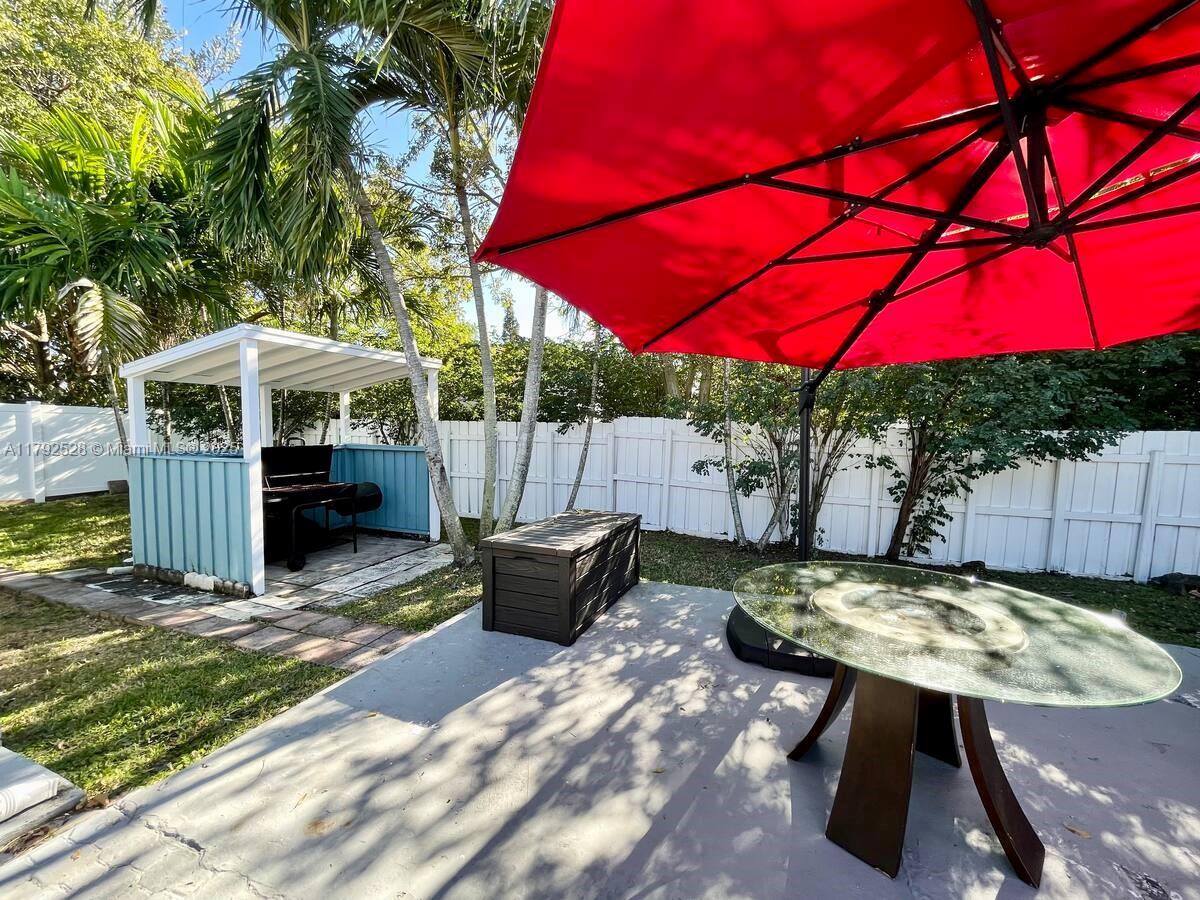 HOLLYWOOD HILLS - Residential