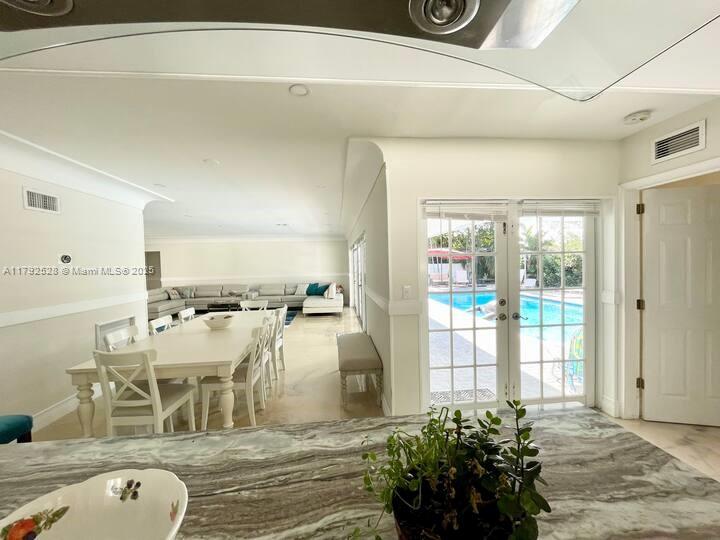 HOLLYWOOD HILLS - Residential