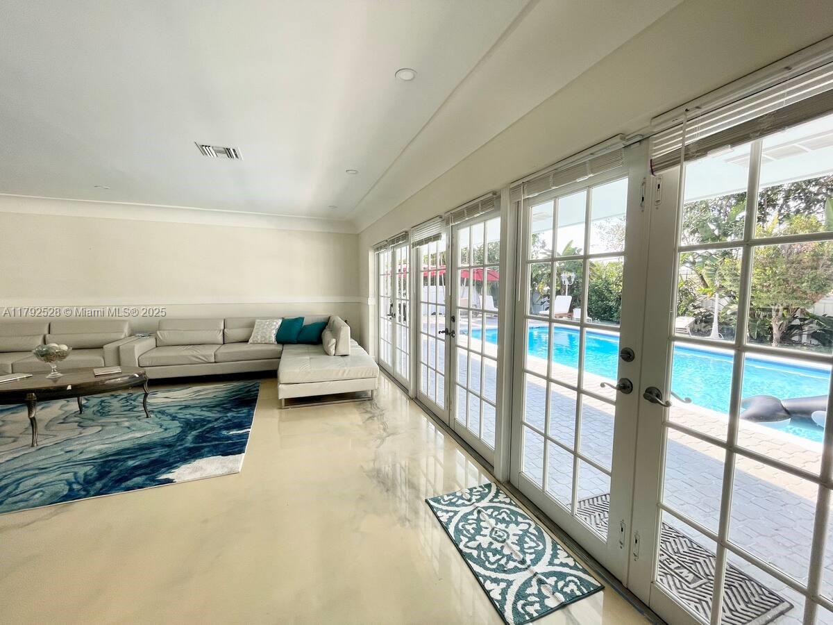 HOLLYWOOD HILLS - Residential