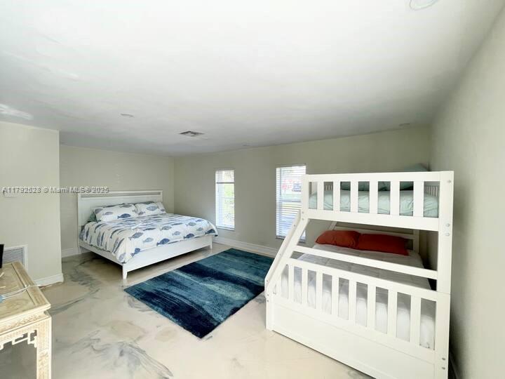 HOLLYWOOD HILLS - Residential