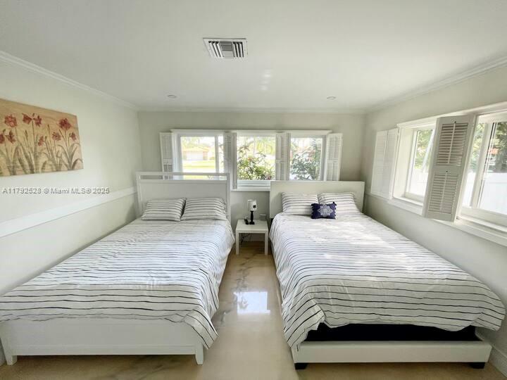 HOLLYWOOD HILLS - Residential