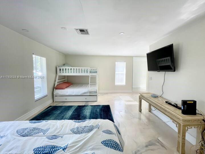 HOLLYWOOD HILLS - Residential