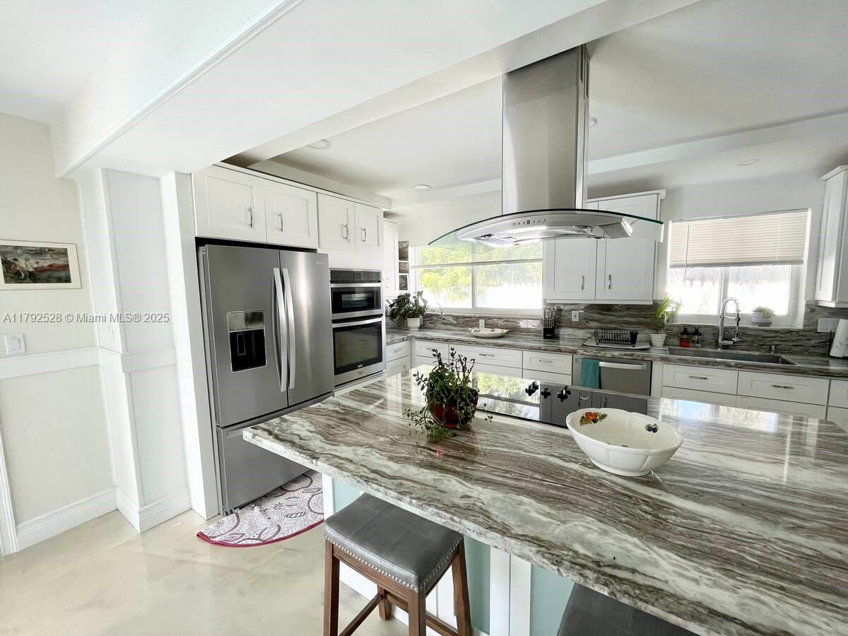 HOLLYWOOD HILLS - Residential