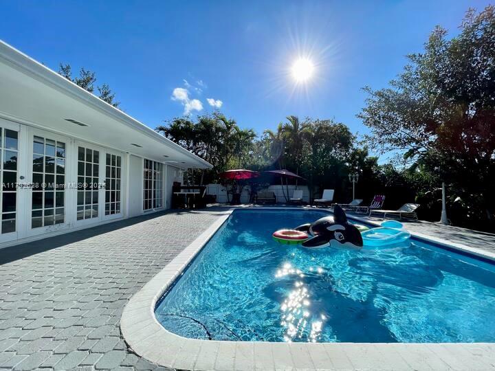 HOLLYWOOD HILLS - Residential