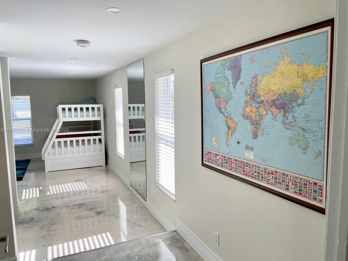 HOLLYWOOD HILLS - Residential