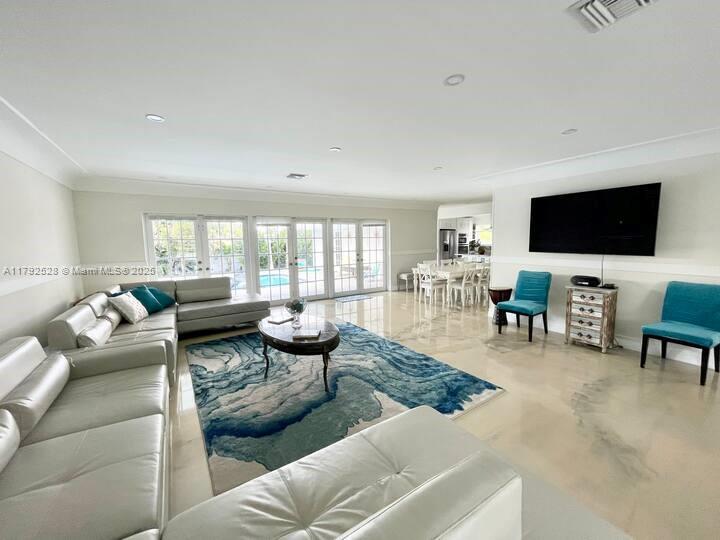 HOLLYWOOD HILLS - Residential