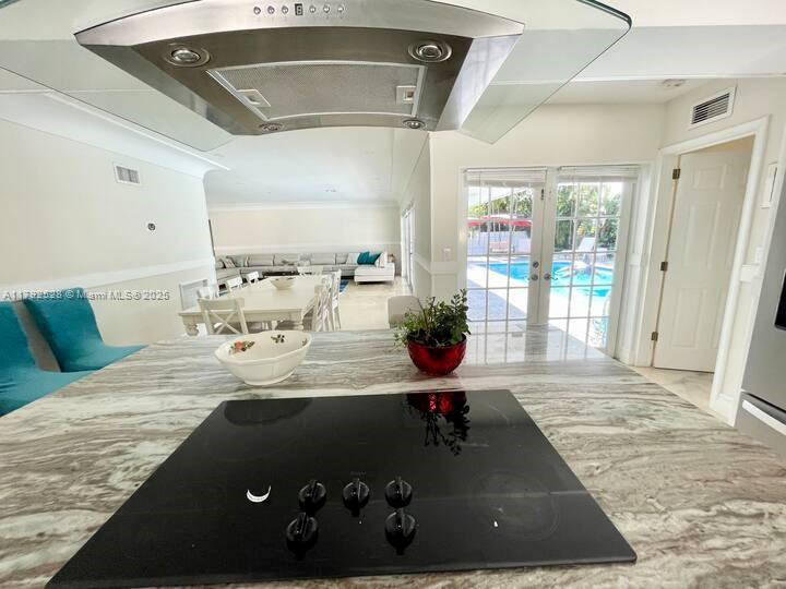 HOLLYWOOD HILLS - Residential