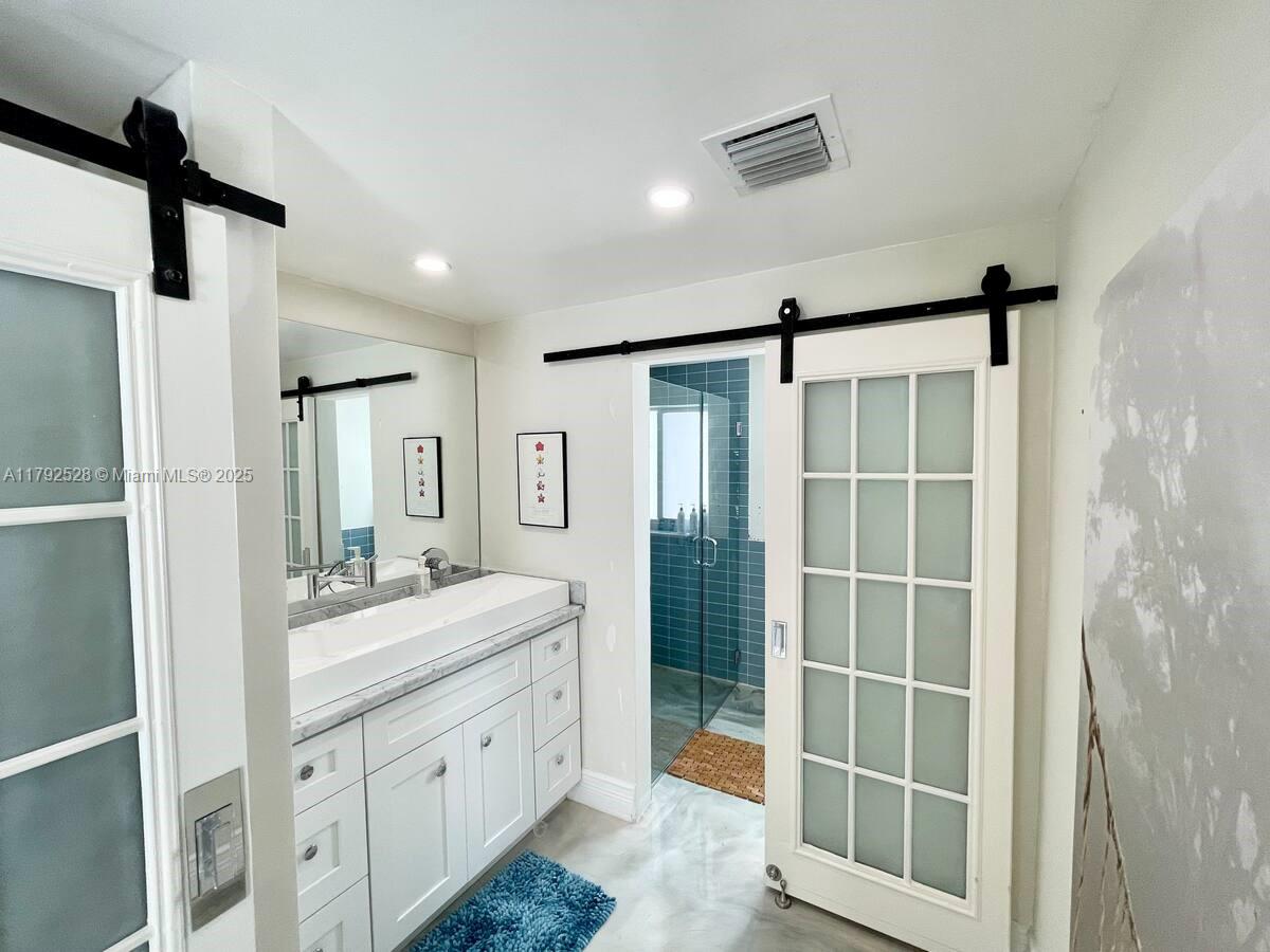 HOLLYWOOD HILLS - Residential