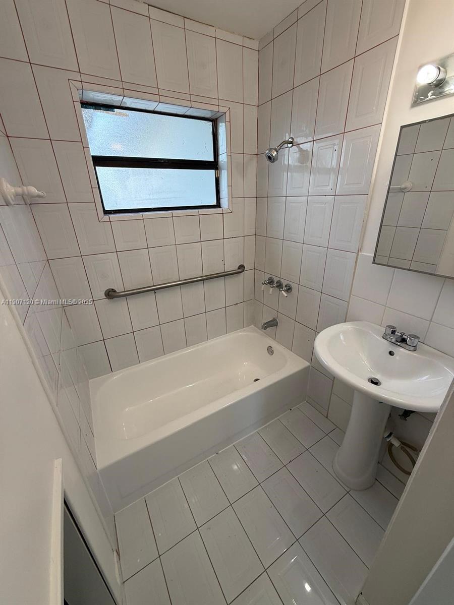 SO MIAMI HEIGHTS MANOR - Residential