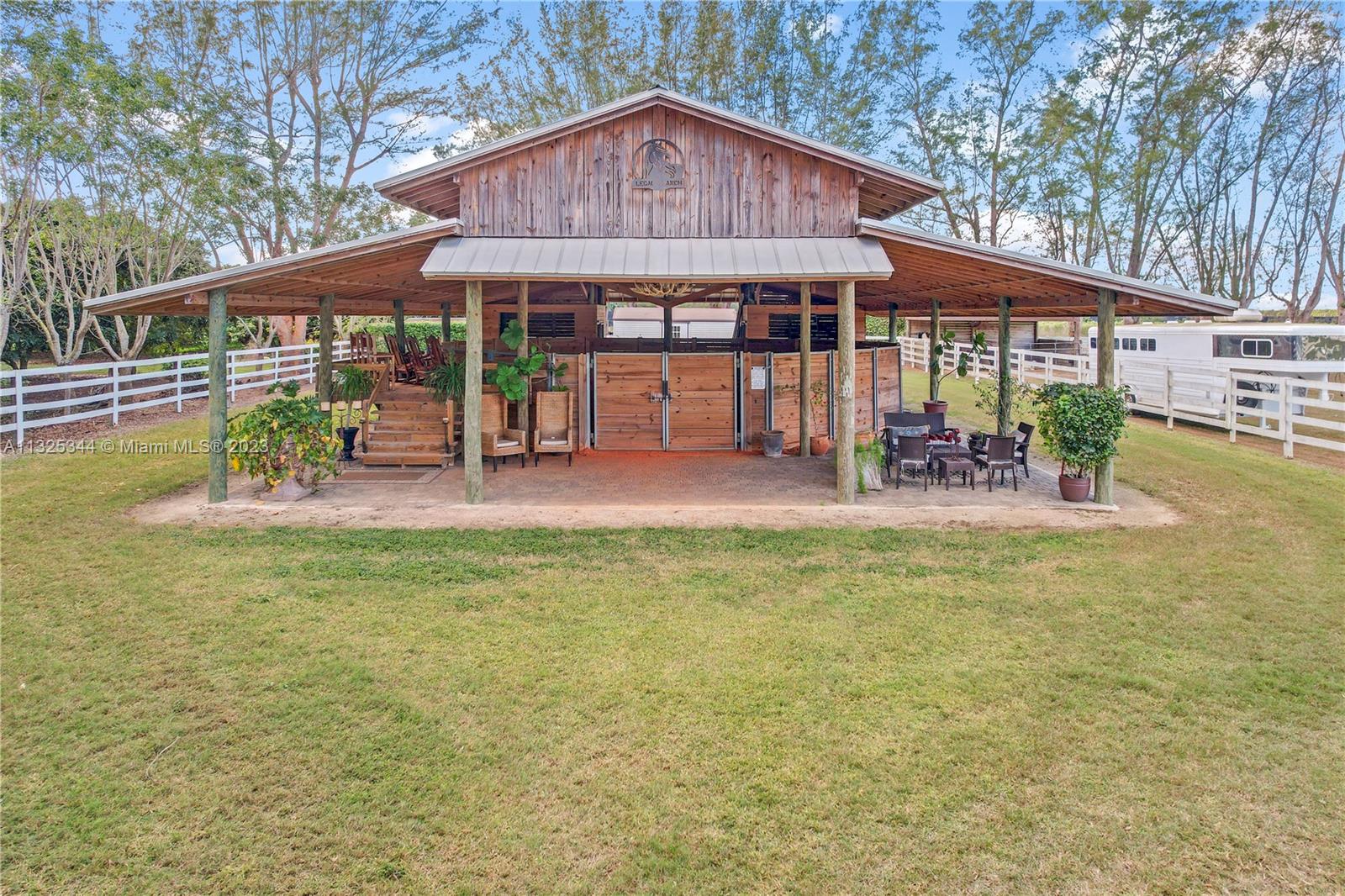 10 AC EQUESTRIAN FAC - Residential