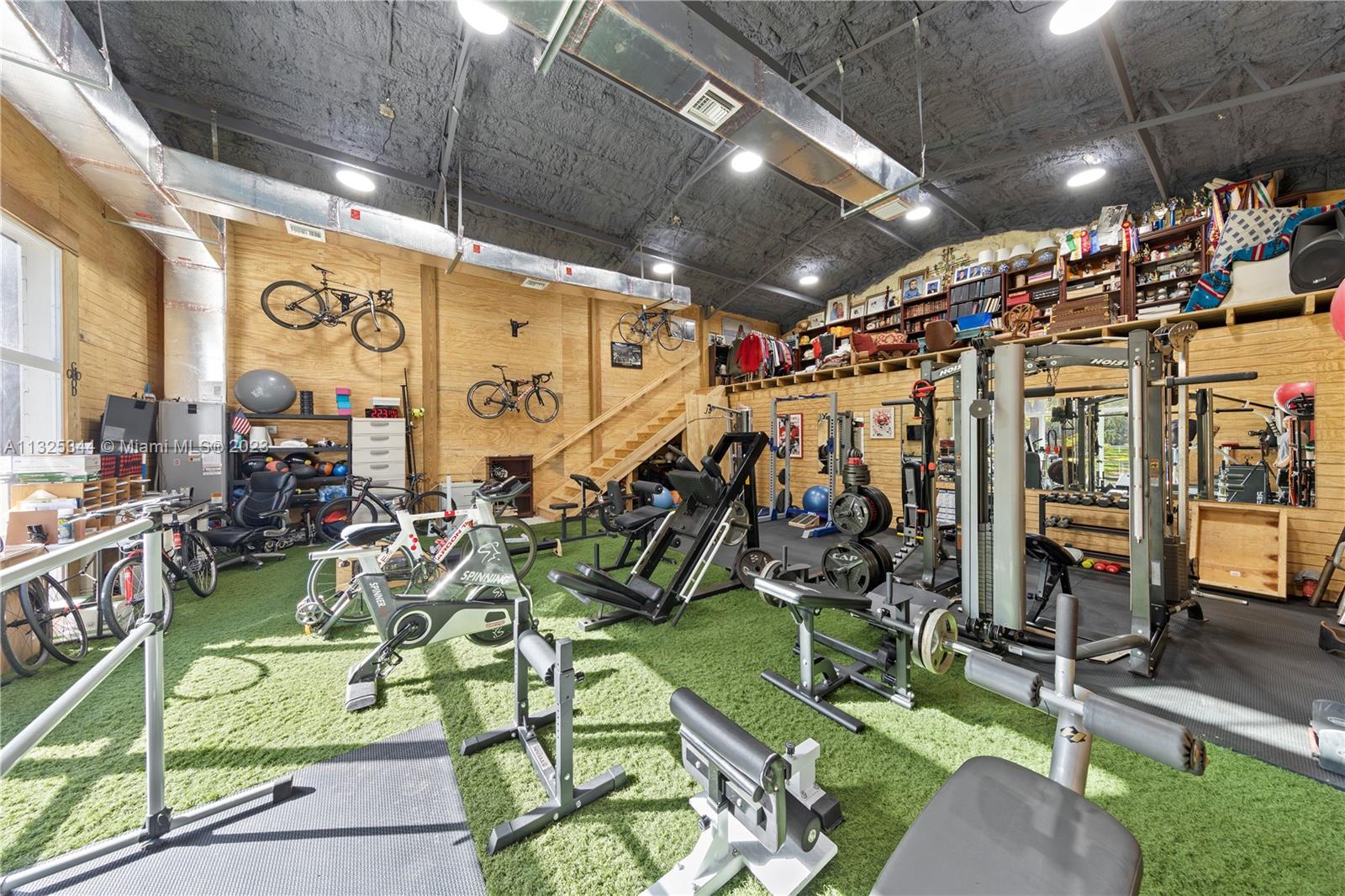 10 AC EQUESTRIAN FAC - Residential