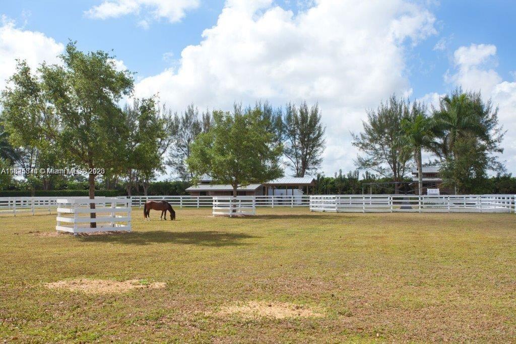 10 AC EQUESTRIAN FAC - Residential