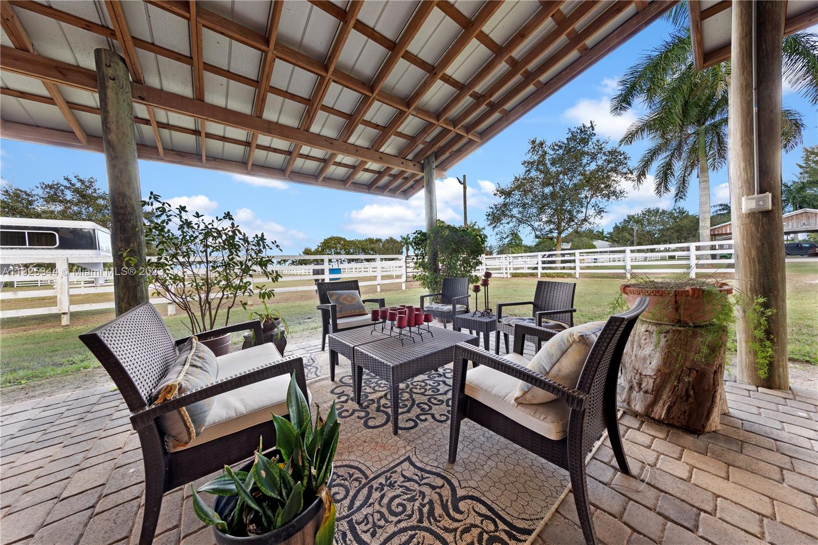 10 AC EQUESTRIAN FAC - Residential