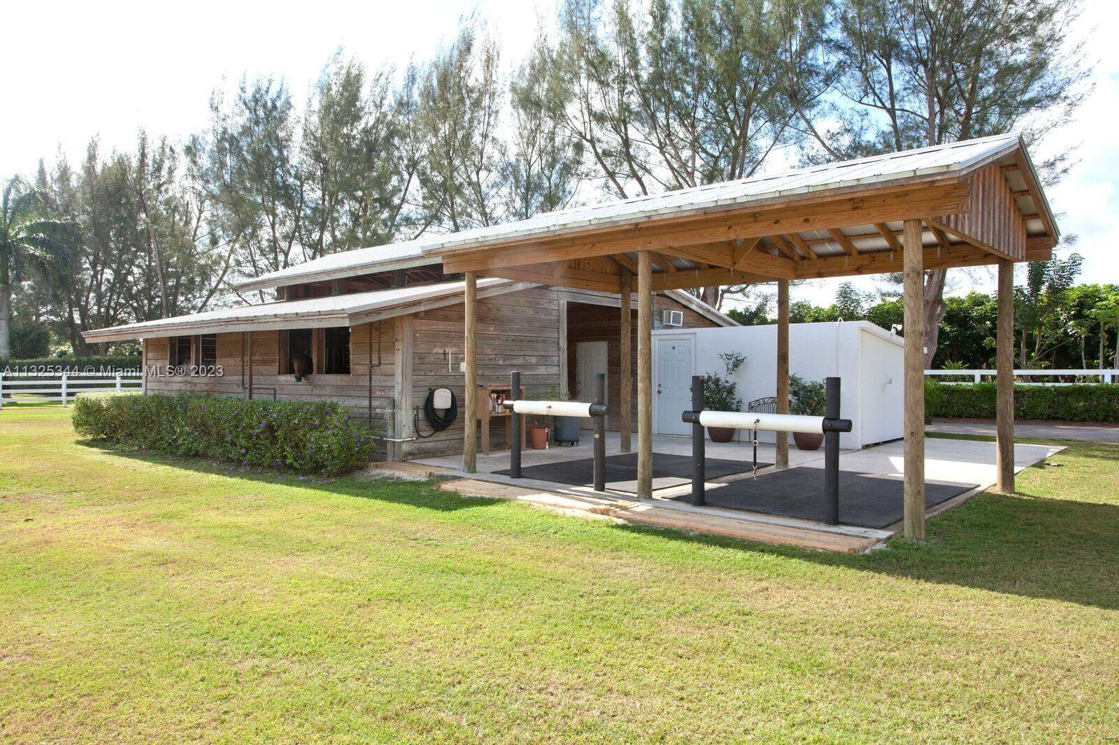 10 AC EQUESTRIAN FAC - Residential