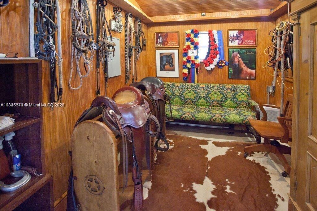 10 AC EQUESTRIAN FAC - Residential