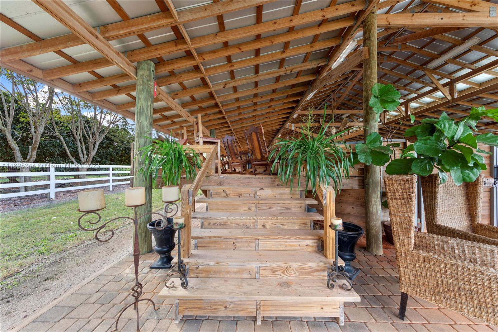 10 AC EQUESTRIAN FAC - Residential