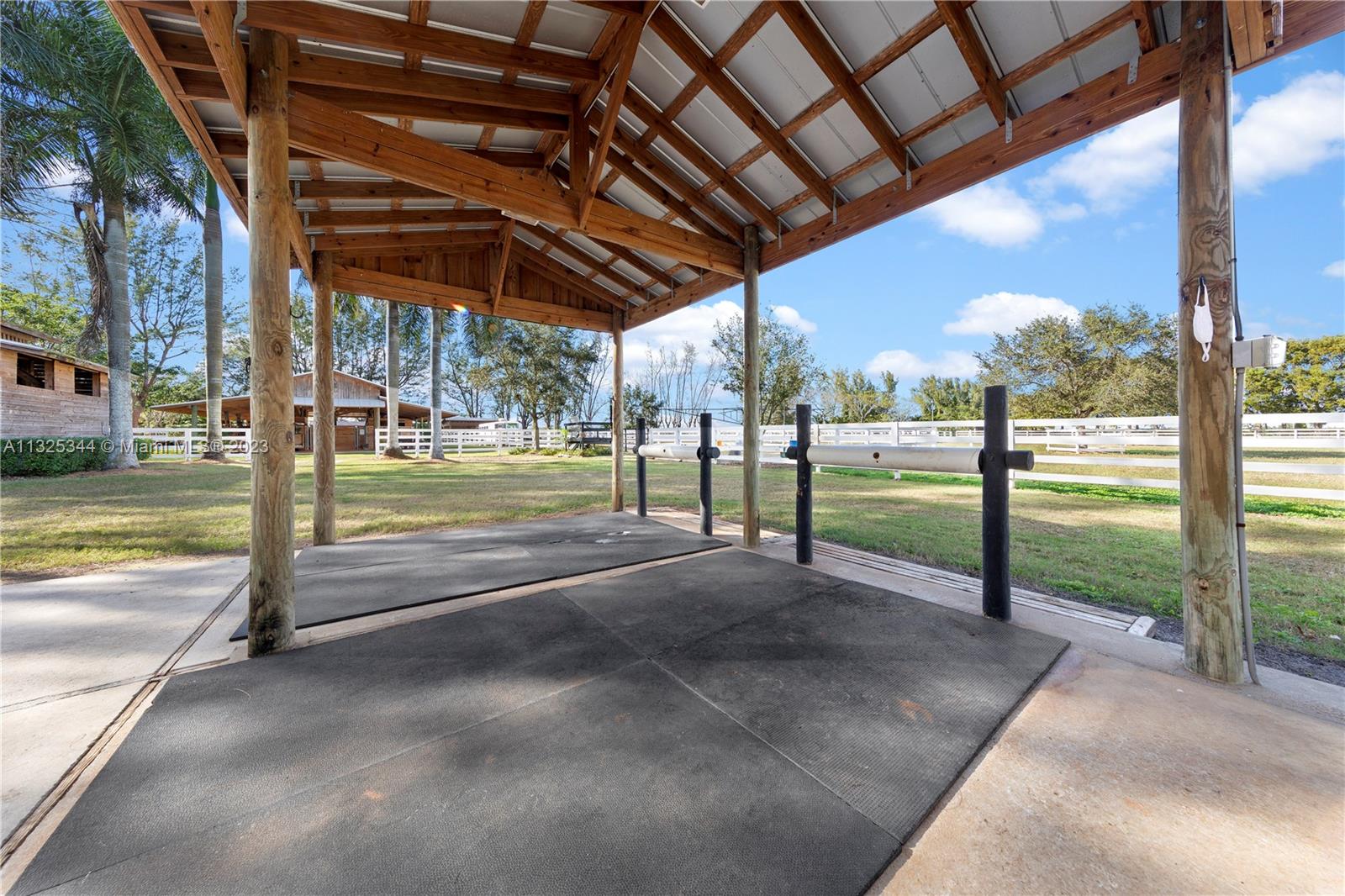 10 AC EQUESTRIAN FAC - Residential