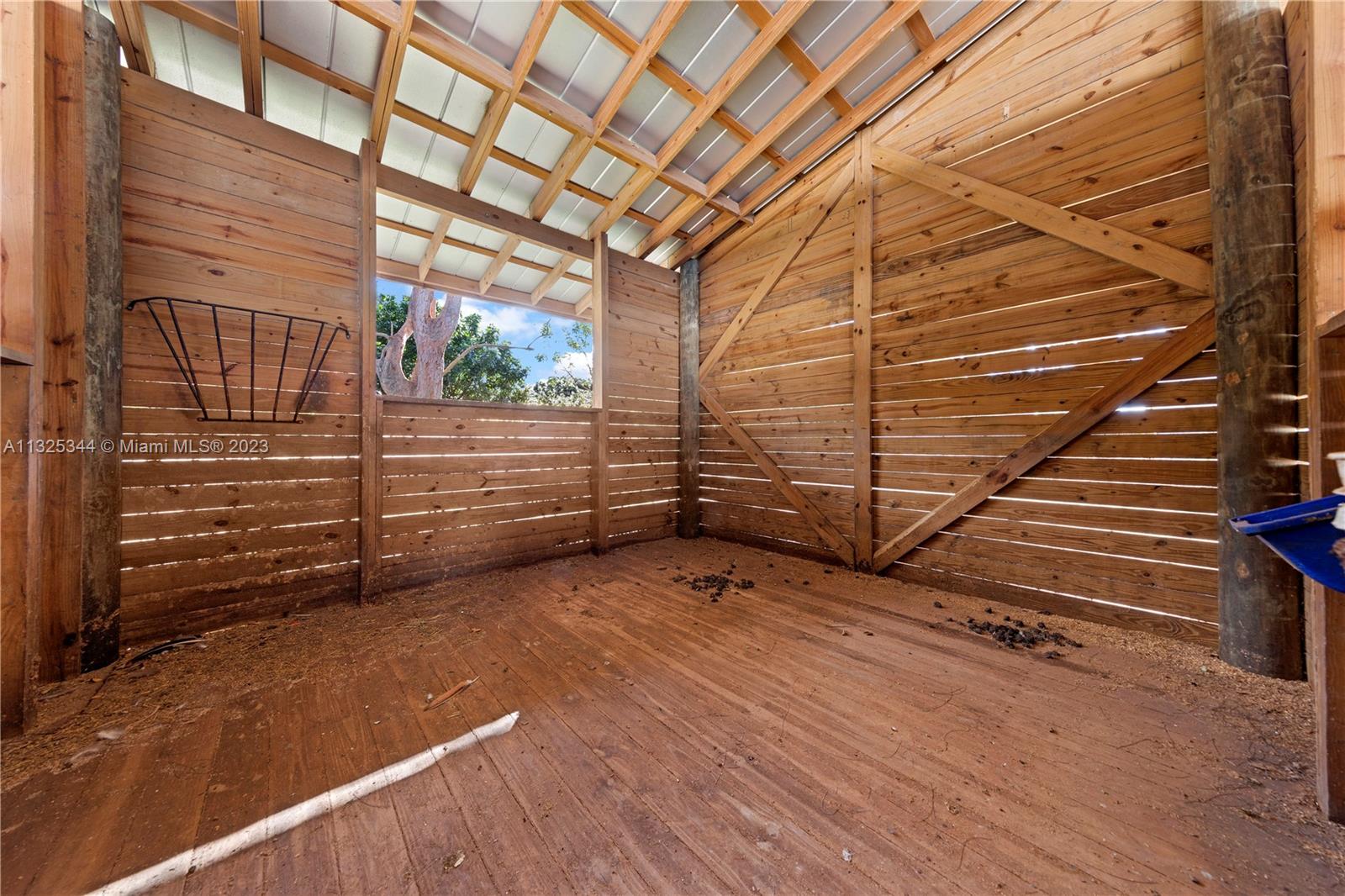 10 AC EQUESTRIAN FAC - Residential