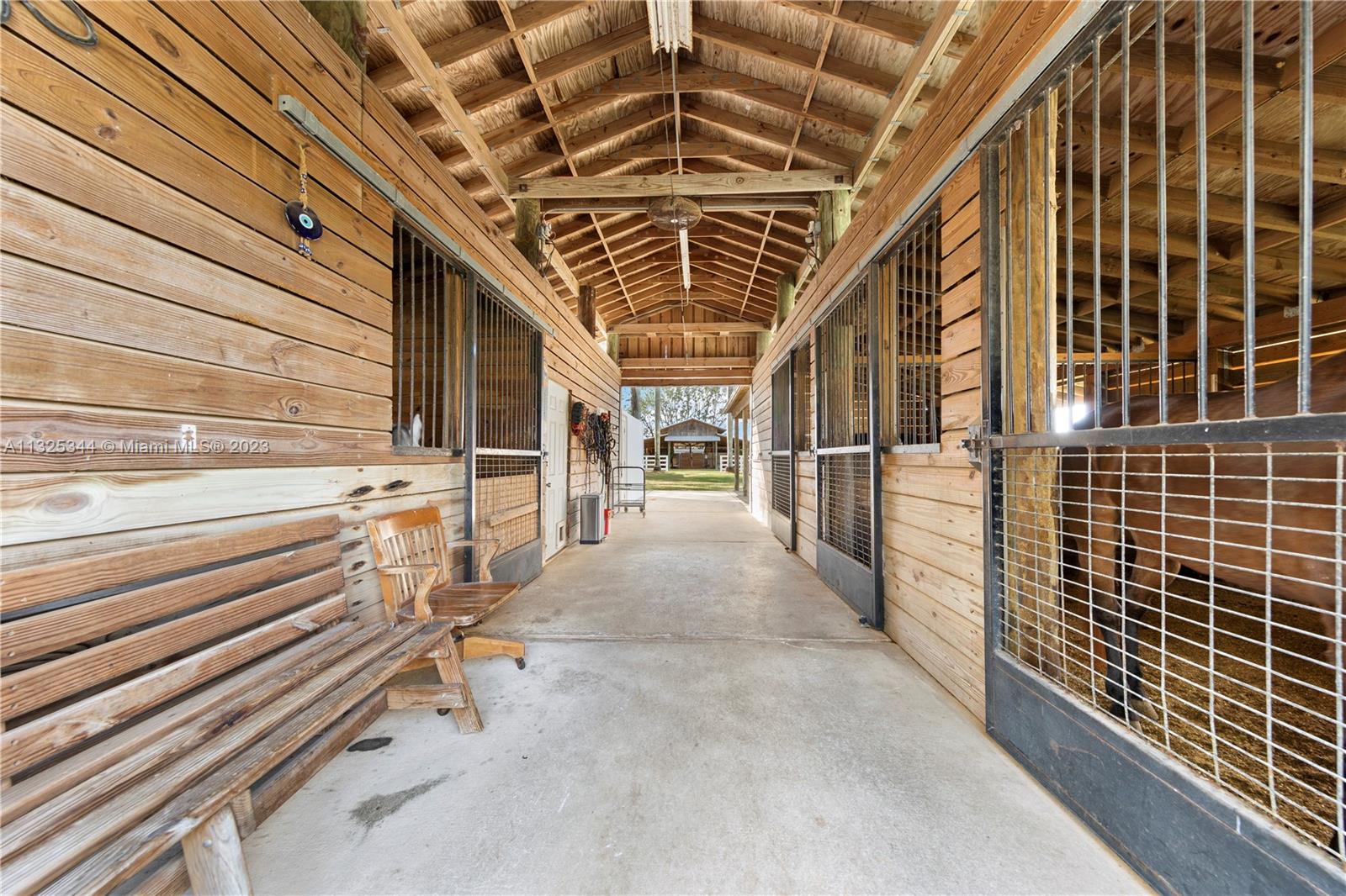 10 AC EQUESTRIAN FAC - Residential