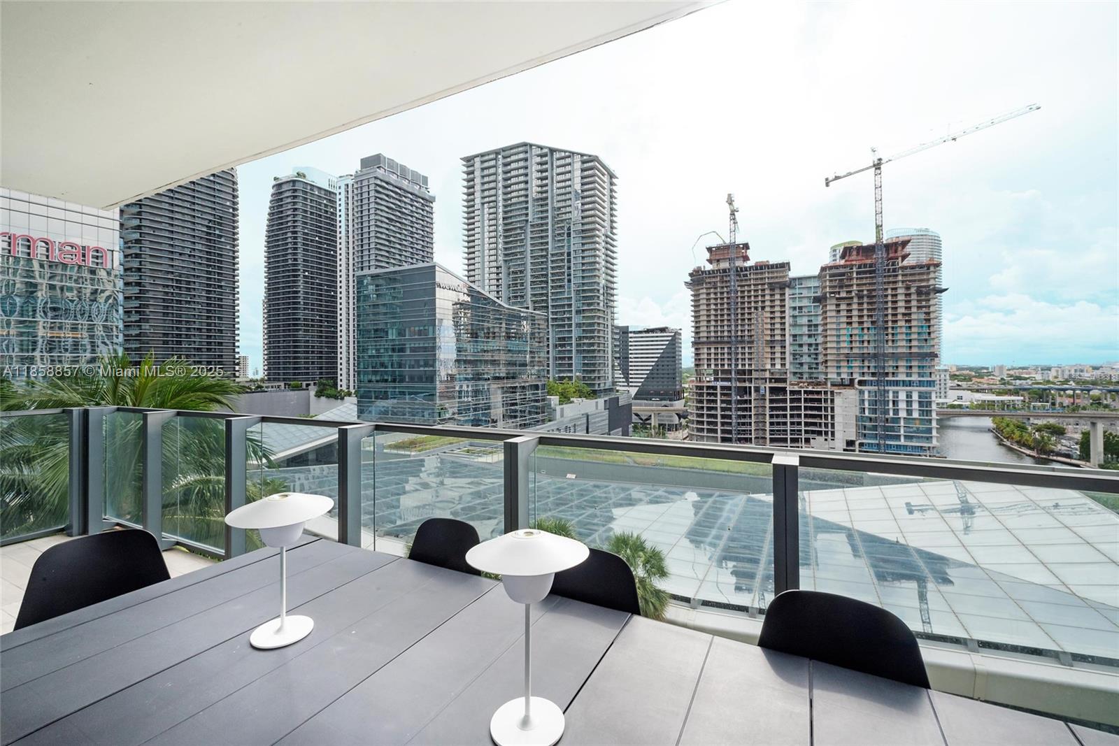 REACH CONDO - Residential