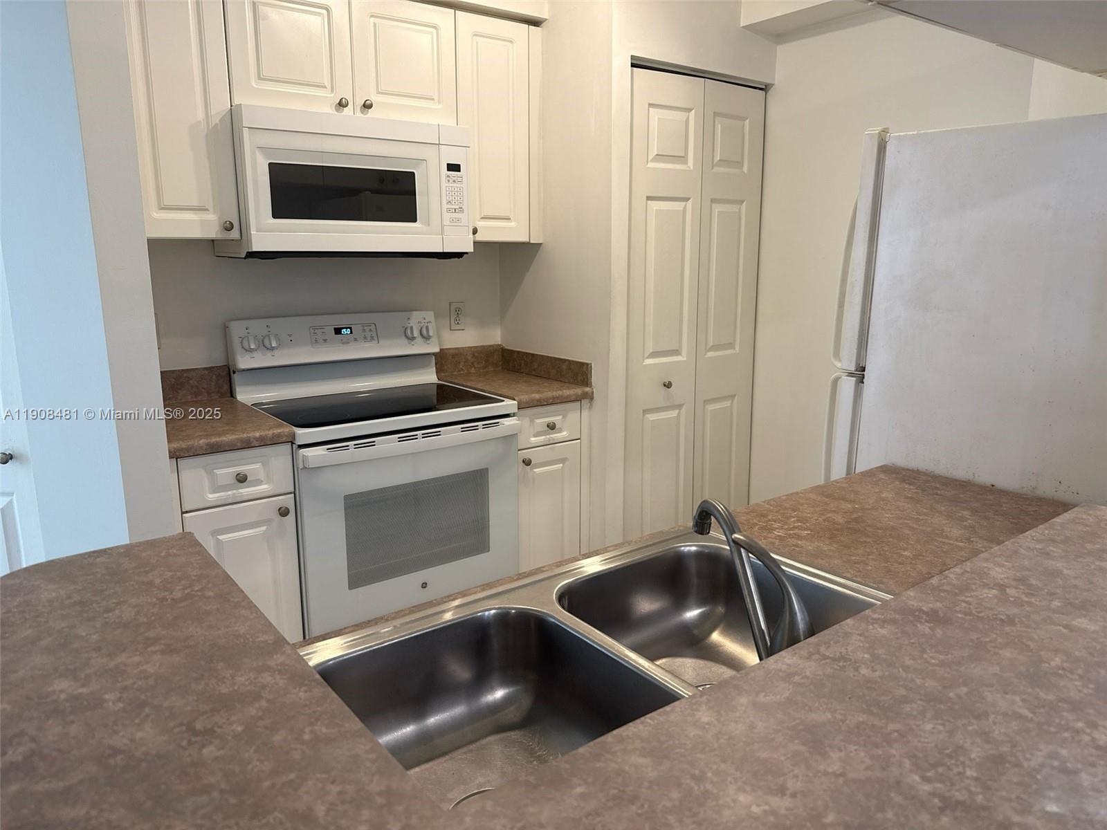 PORTO BELLAGIO CONDO - Residential Lease