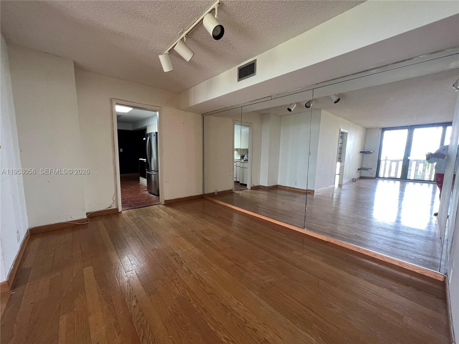 TOWERS OF KEY BISCAYNE CO - Residential Lease