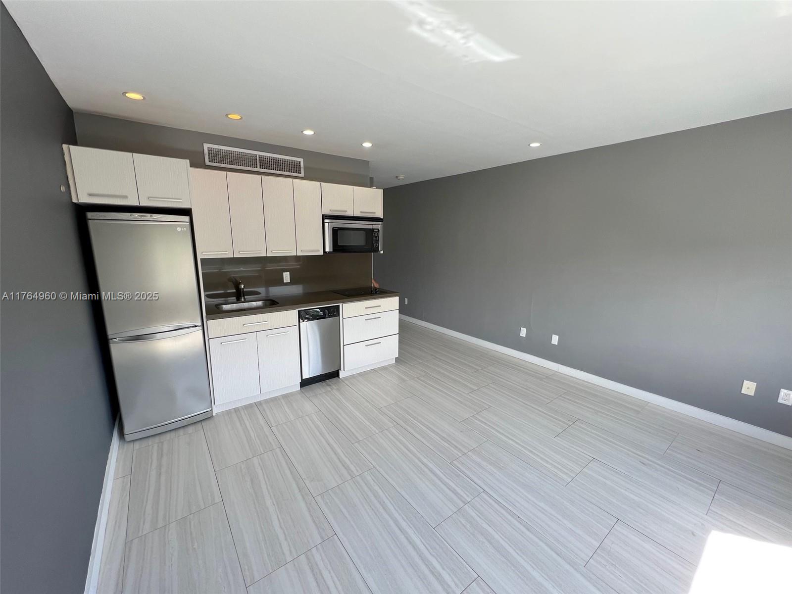 Rental Property at 641 Espanola Way 27, Miami Beach, Miami-Dade County, Florida - Bedrooms: 1 
Bathrooms: 1  - $2,000 MO.