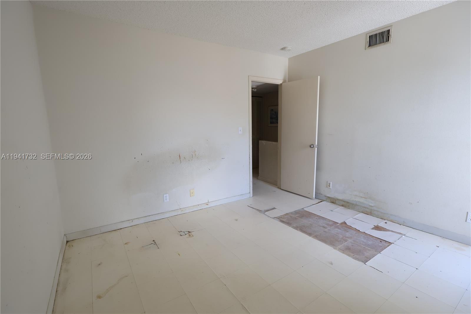 LAGUNA CONDO - Residential