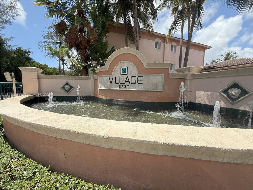 READY TO MOVE Beautiful  2 master bedroom with walkin closets, high ceiling and open concept living-dining area, granite countertop, washer and dryer inside the unit. Great community with pool, gym, business center, conference room and BBQ area. Walking distance to Whole Foods, LA Fitness, shopping and restaurant.