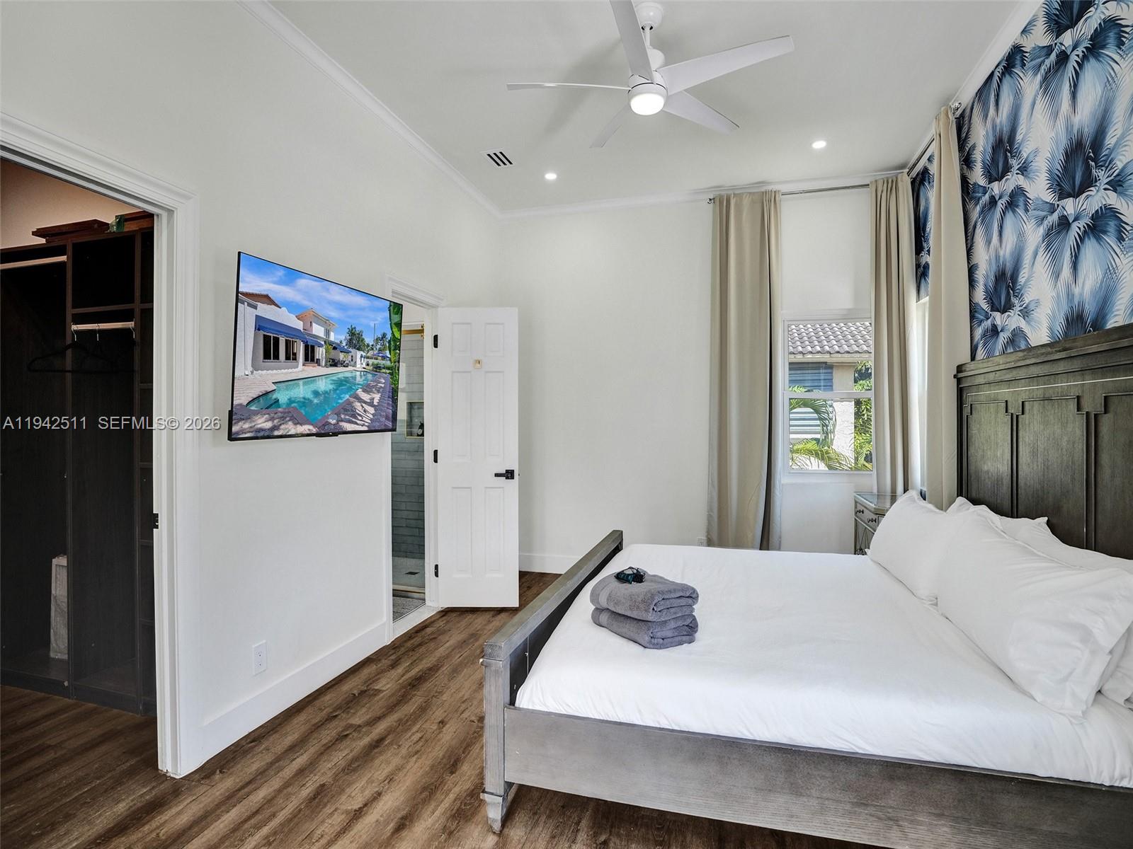 HOLLYWOOD LAKES SECTION - Residential