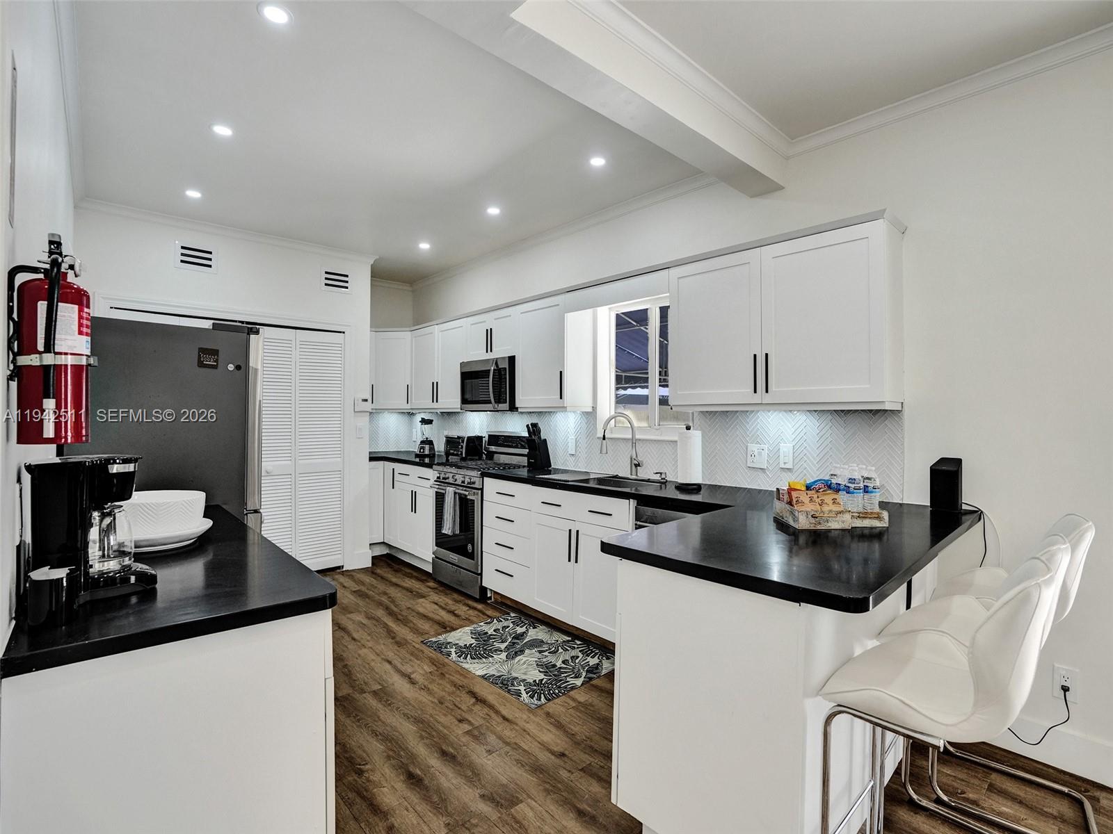 HOLLYWOOD LAKES SECTION - Residential