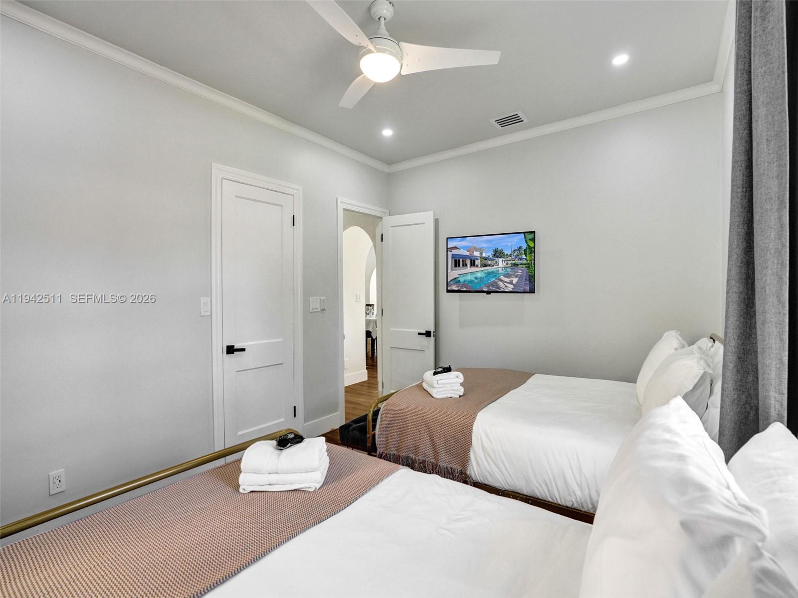 HOLLYWOOD LAKES SECTION - Residential