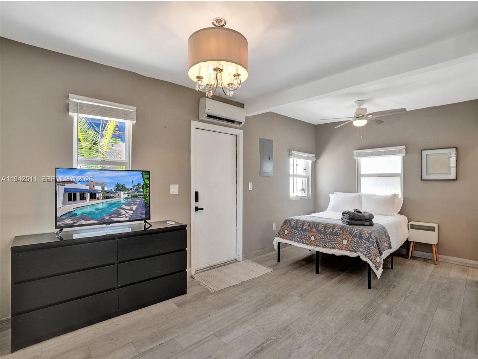 HOLLYWOOD LAKES SECTION - Residential