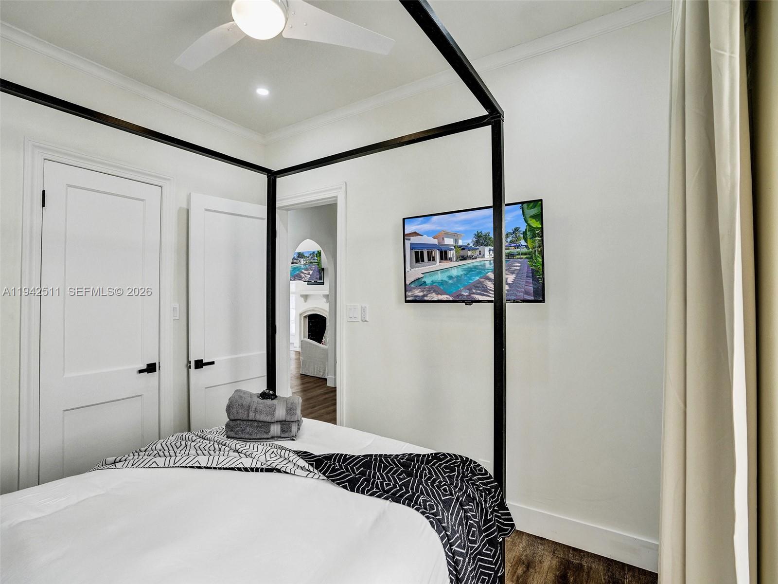 HOLLYWOOD LAKES SECTION - Residential