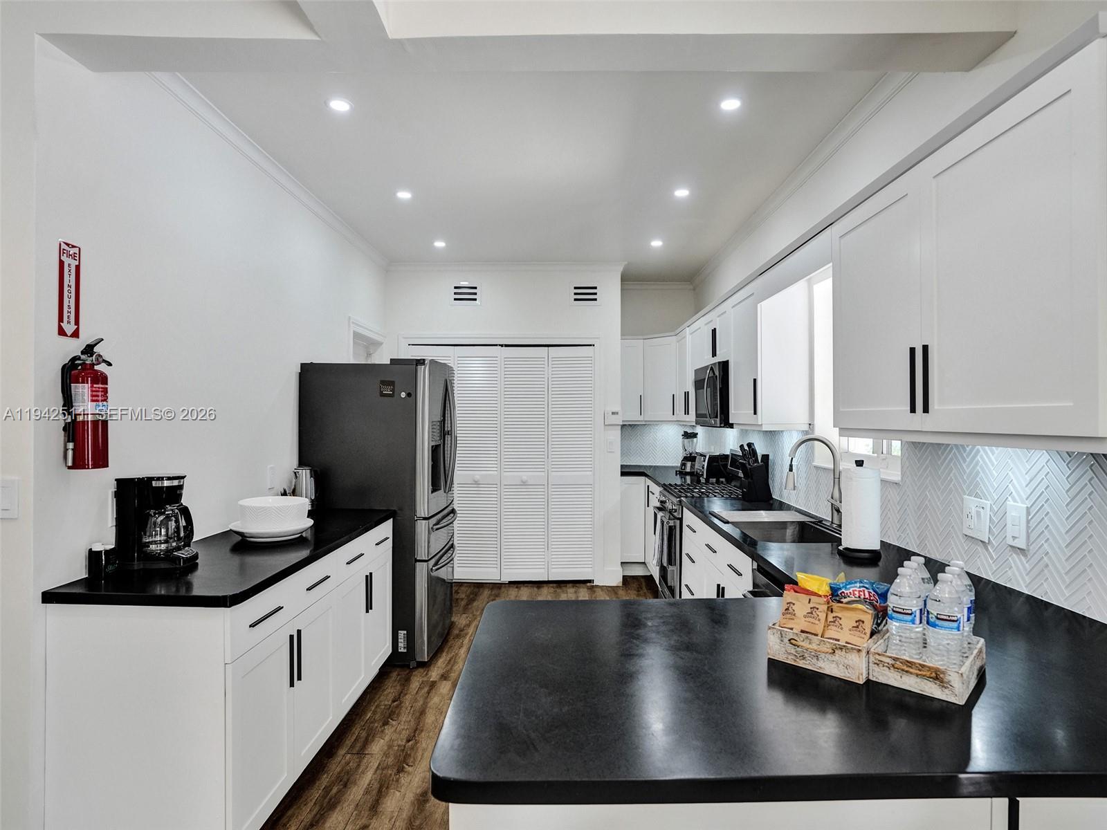 HOLLYWOOD LAKES SECTION - Residential