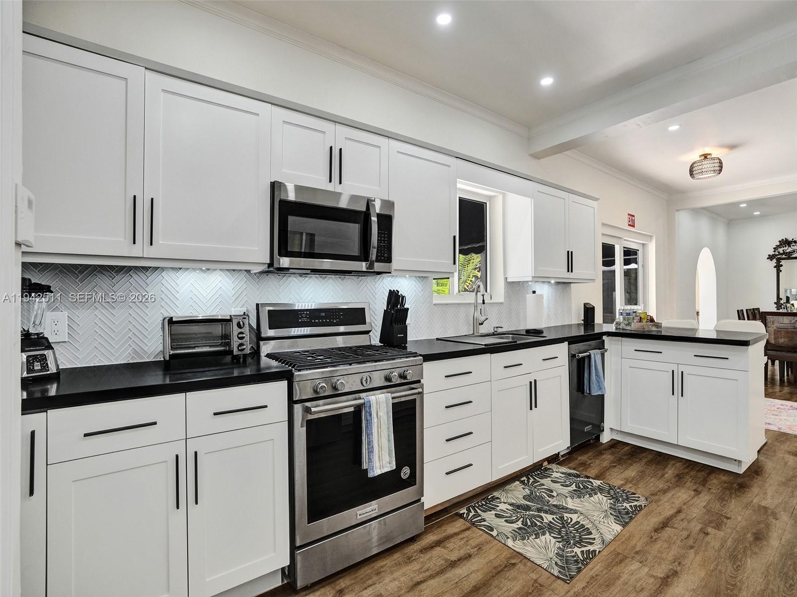 HOLLYWOOD LAKES SECTION - Residential