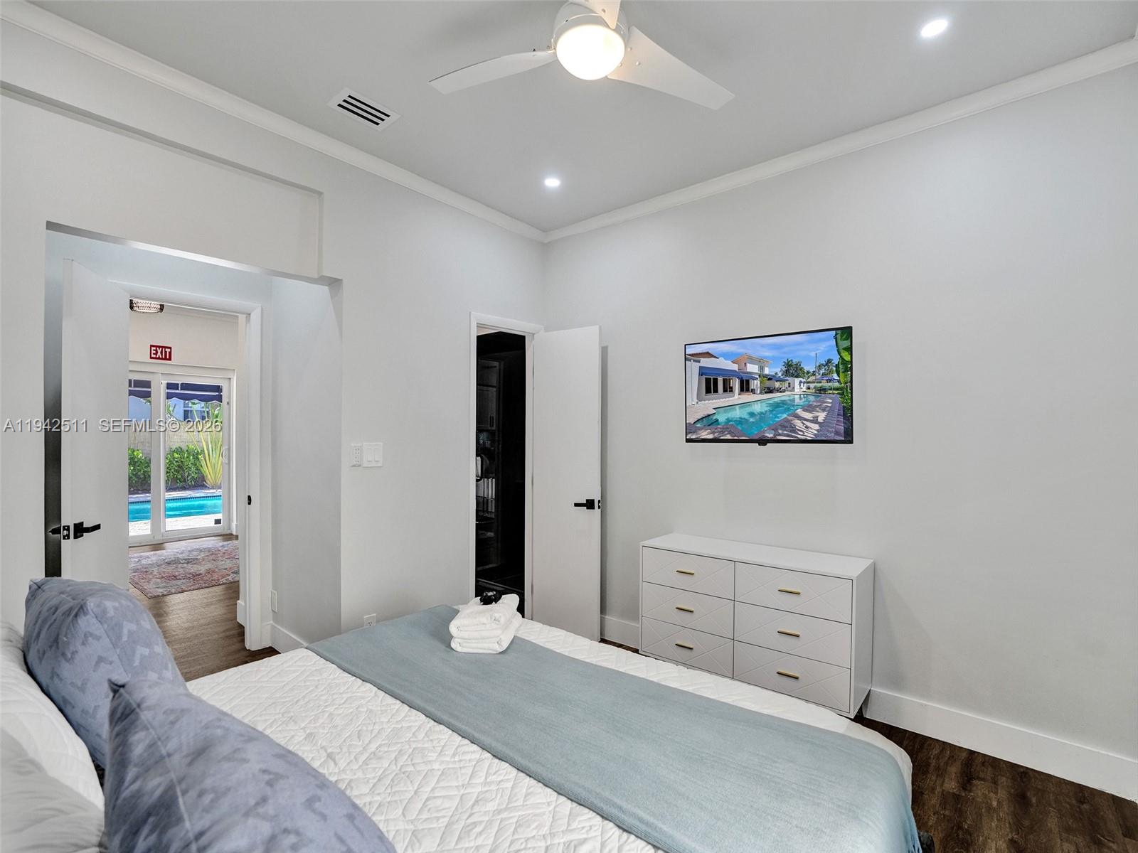 HOLLYWOOD LAKES SECTION - Residential