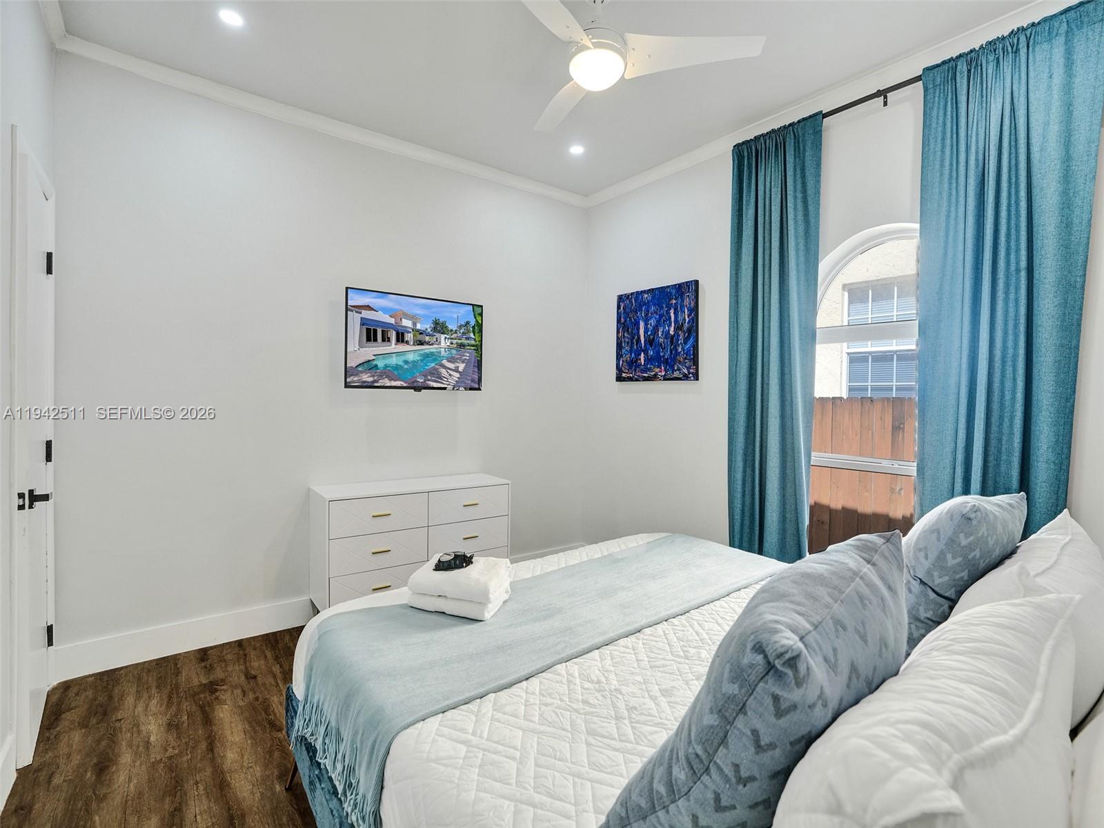 HOLLYWOOD LAKES SECTION - Residential