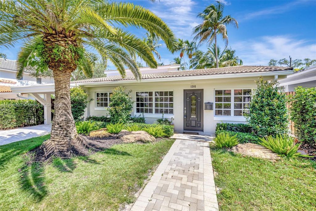 Photo of 1205 SE 11th Ct, Fort Lauderdale, FL 33316 (MLS # A11805827)