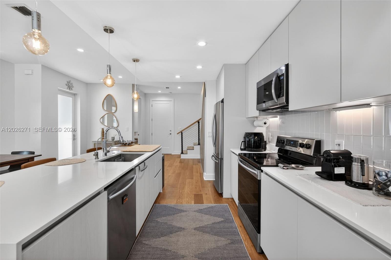 560 SW 6th Ave