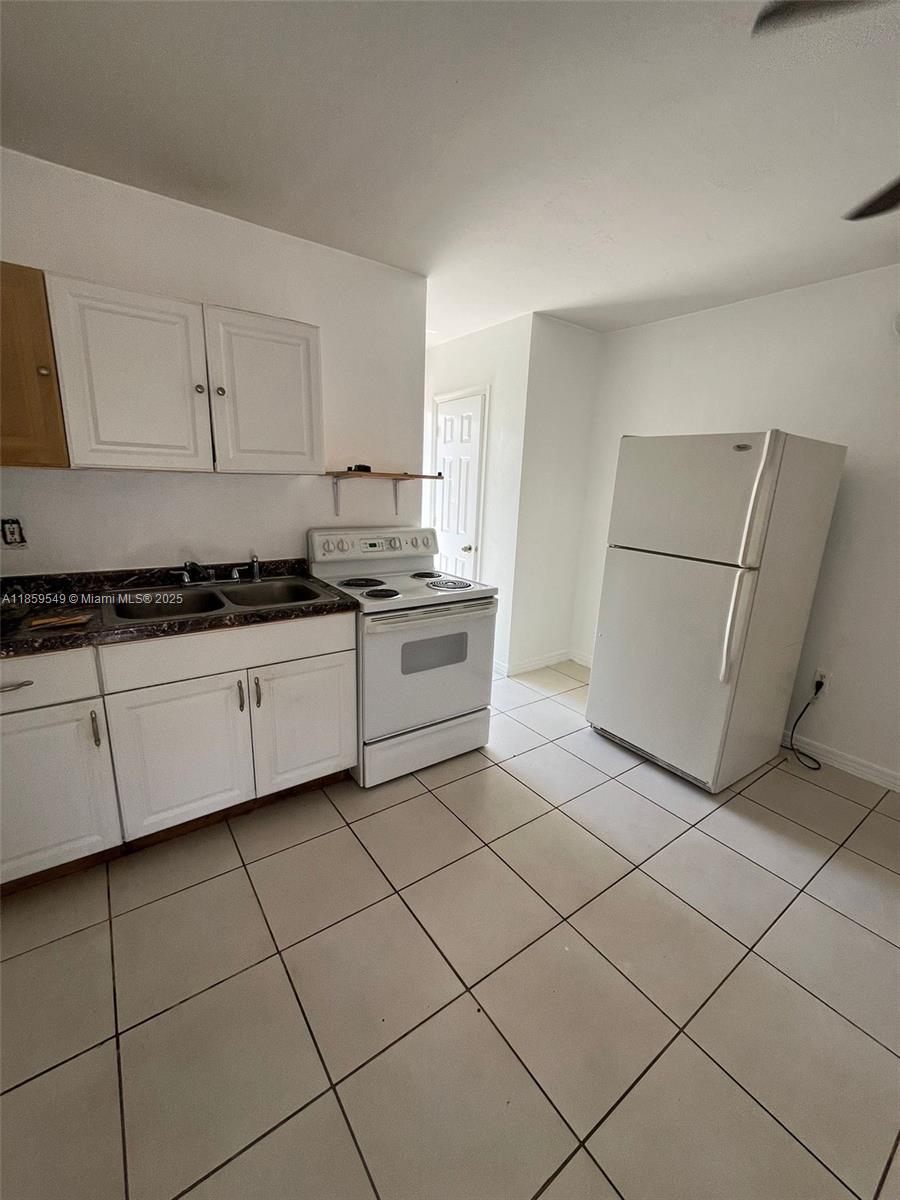 BROWARD MANOR OF HOLLYWOO - Residential Lease