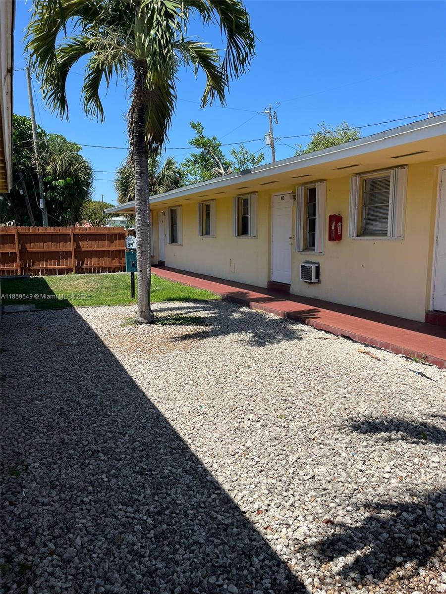 Studio for rent in nice multifamily. Come and see it. Won't last.
Walking distance to US 1, casino and Presidente supermarket. Coin laundry at the property